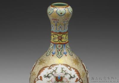 图片[2]-Garlic-head-shaped vase with flower on a polychrome ground in yangcai painted enamels, Qianlong reign (1736-1795), Qing dynasty-China Archive